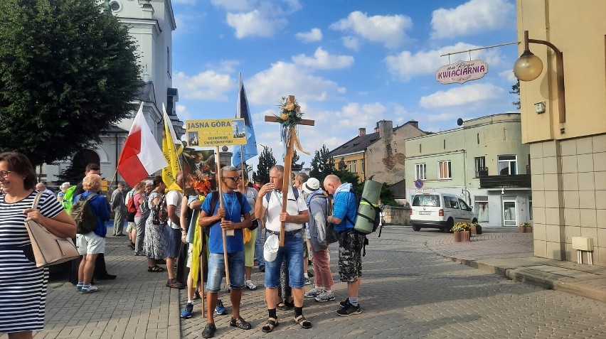 Pielgrzymi z Ostrowca Świętokrzyskiego ruszyli na Jasną Górę. Są w już na dziewięciodniowej wędrówce do Częstochowy. Zobaczcie zdjęcia