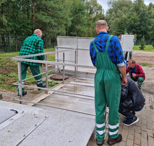 Układ czyszczący zamontowany w listopadzie na oczyszczalni w Jeleniu został wymyślony i zbudowany według projektu pracowników oczyszczalni. Nowe urządzenie pozwala zrzucić do oczyszczalni osady pochodzące z mechanicznego czyszczenia kanalizacji, które na terenie miasta wykonywane są przez samochód asenizacyjny.