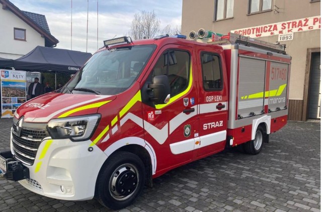 Jednostka OSP w Łękach w gminie Kęty dostała nowy samochód ratowniczo-gaśniczy. Pierwszy taki w jej historii