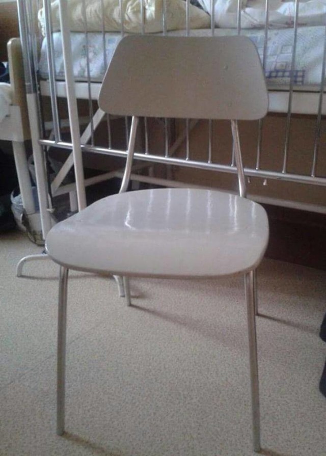 Zdjęcie krzesła, na którym rodzic dziecka spał nocy w sali szpitalnej