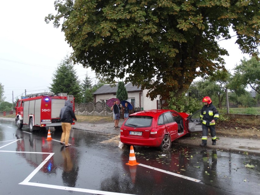 Wypadek na Opoczyńskiej. Mazda na drzewie, ranny kierowca auta