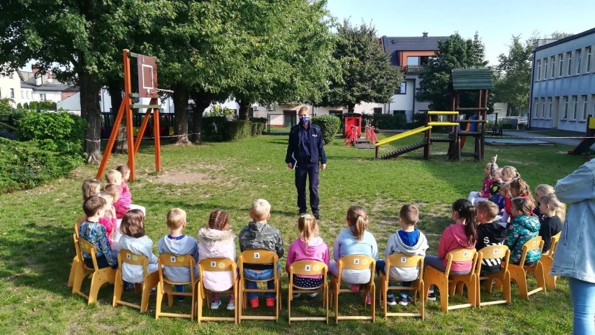 Złotów. Policjanci z KPP w Złotowie u sześciolatków z Publicznego Przedszkola nr 1 w Złotowie