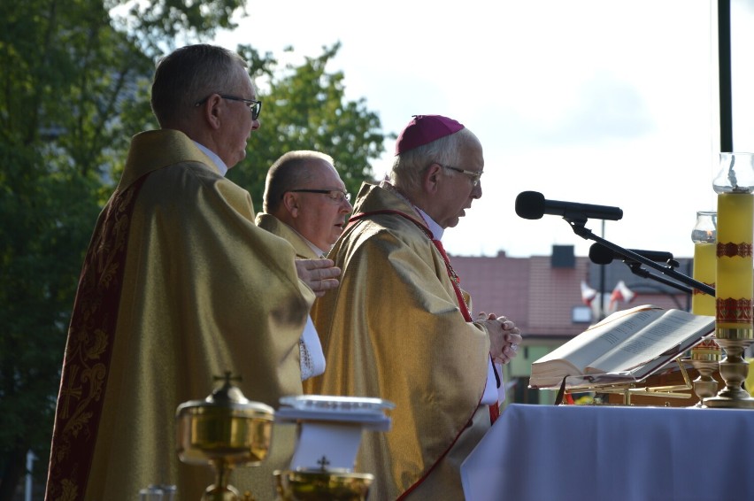 Uroczysta msza święta na fundamentach kościoła farnego w...