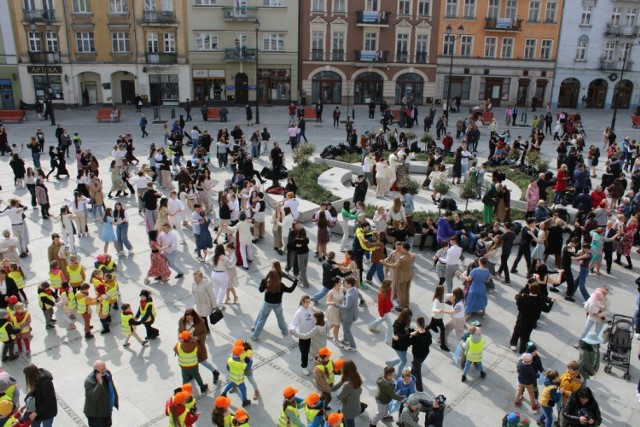 Ponad 700 osób zatańczyło "Walca Barbary" z "Nocy i dni" na Głównym Rynku w Kaliszu!