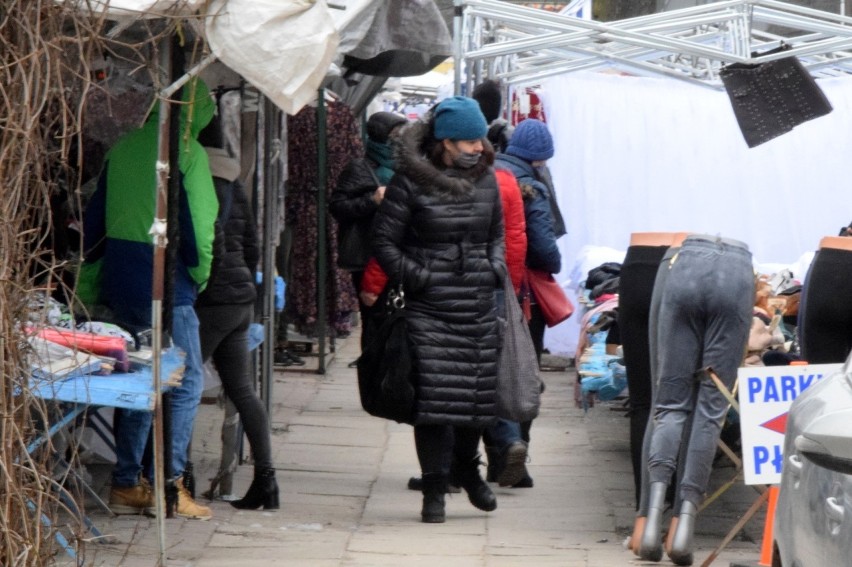 Niedziela na bazarze w Kielcach. Sporo ludzi na zakupach (ZDJĘCIA)