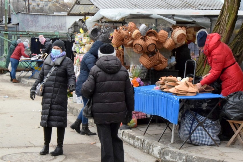 Niedziela na bazarze w Kielcach. Sporo ludzi na zakupach (ZDJĘCIA)