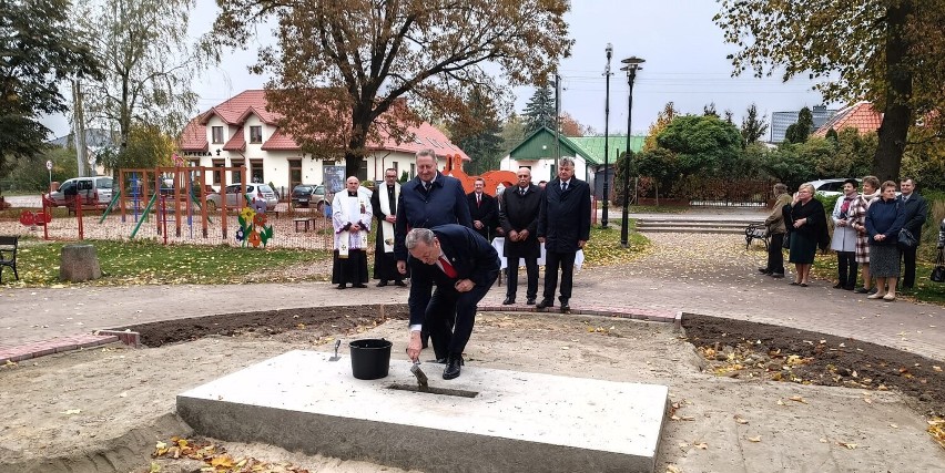 Wmurowania kamienia węgielnego dokonał m.in. senator RP Józef Zając