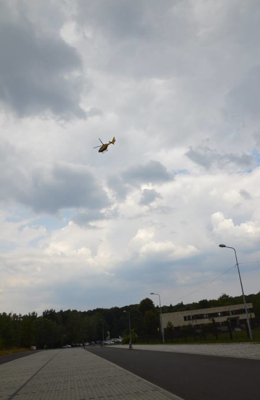 Wypadek w Łaziskach Górnych przy basenie Żabka. 11-latek wysiadł z busa i wszedł wprost pod samochód