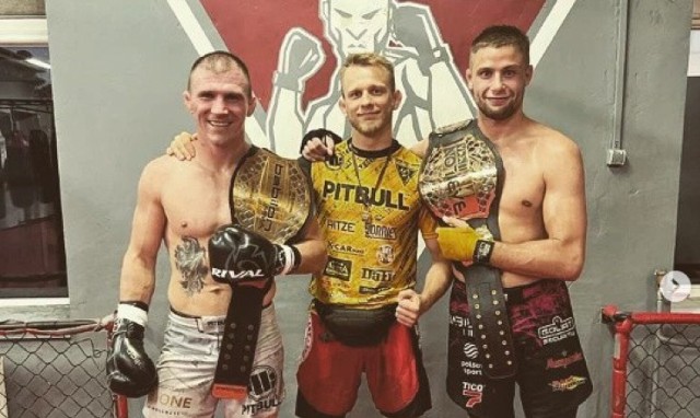 Daniel Rutkowski (po lewej stronie) jest byłym posiadaczem pasa federacji Babilon MMA w dywizji piórkowej, Piotr Kacprzak (po prawej stronie) jest następnym mistrzem tej organizacji w wadze piórkowej.
