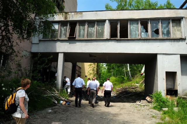 Budynek łaźni i inne pomieszczenia po zlikwidowanej KWK Moszczenica straszą wyglądem. Można odnieść wrażenie, że nikomu nie zależy, żeby miejsca, w których kiedyś tak wiele się działo, zawaliły się na oczach mieszkańców. A pomysły na wykorzystanie pokopalnianych obiektów przecież są. A Wy, macie jakieś propozycje?
Co dalej z budynkami po Moszczenicy?