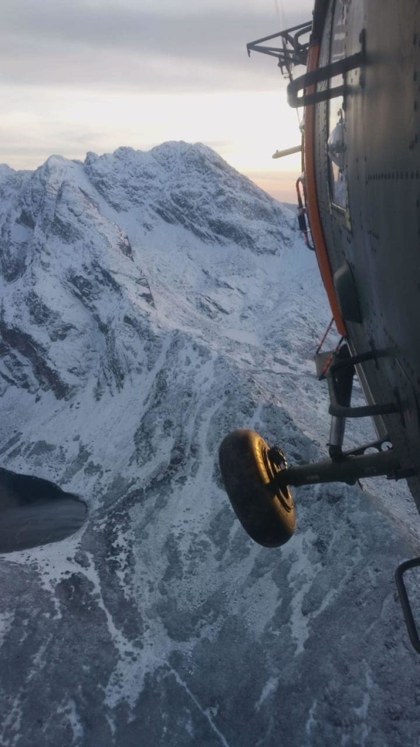 Tatry. Wojskowy Sokół pomaga ratownikom TOPR [ZDJĘCIA]