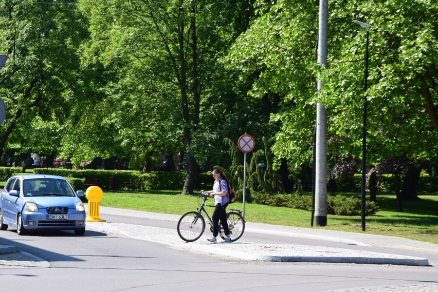 Dlaczego przy rondach w centrum Wielunia nadal nie namalowano przejść dla pieszych? Bo nowy asfalt może być zrywany 