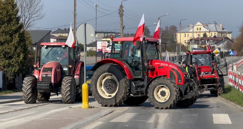 Protestujący w Radomsku rolnicy zablokowali dwa ronda: na...