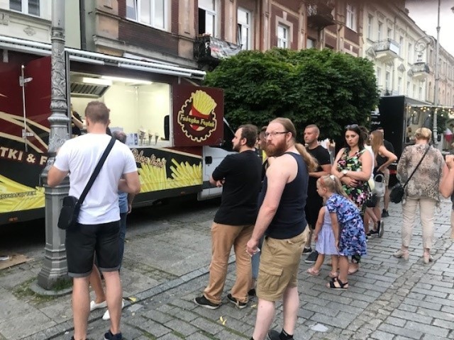 W niedzielę tłum fanów pysznego jedzenia ze wszystkich stron świata przechodził przez kielecką Sienkiewkę. Do licznych food trucków ustawiały się wręcz kolejki. 

 ZOBACZ NA KOLEJNYCH SLAJDACH>>>