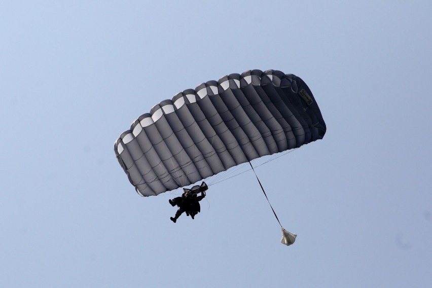 Ambasador USA w Polsce Stephen Mull skoczył ze spadochronem...