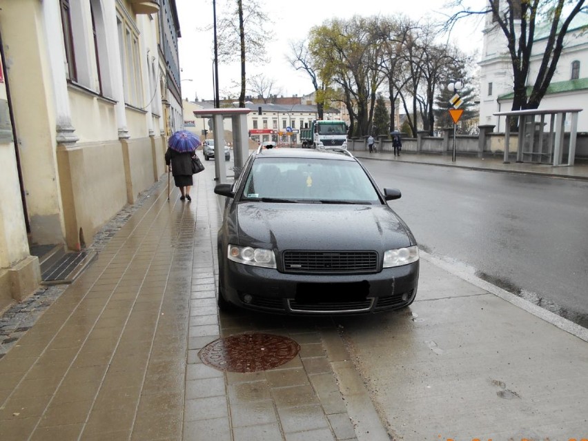 Mistrzowie parkowania w Tomaszowie Maz. Parkowanie na ul. Mościckiego okiem straży miejskiej [ZDJĘCIA]