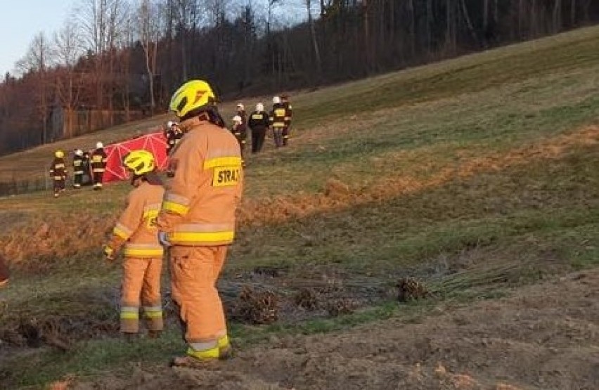 Rozdziele. Tragiczny wypadek traktorzysty, rolnik zginął na miejscu [ZDJĘCIA]