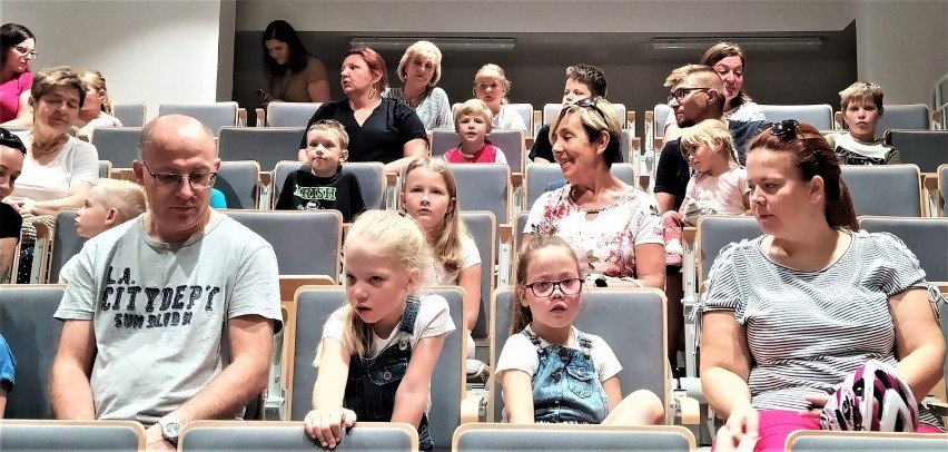 Dzieci wypełniły bibliotekę. Coniedzielne "Bajkowe poranki" w Lesznie ZDJĘCIA