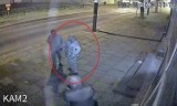 Policja w Elblągu poszukuje mężczyzny, który może mieć związek z uszkodzeniem szyby wystawowej sklepu przy ul. Królewieckiej [wideo]