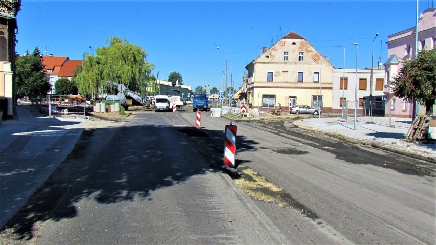 Góra. Na skrzyżowaniu przy ulicy Podwale powstaje rondo. Drogi wojewódzkie nr 323 i 324 zostały zamknięte [ZDJĘCIA]