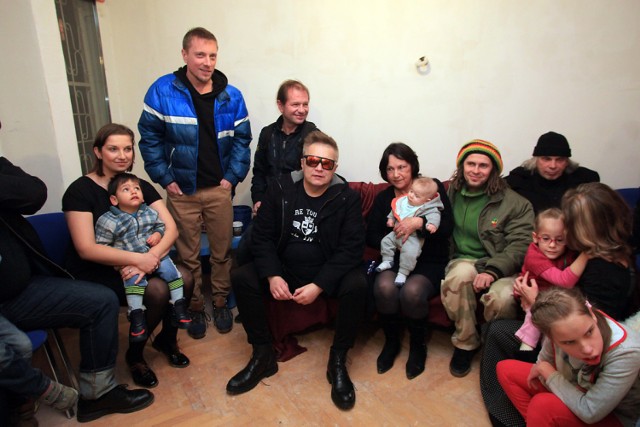 Grupa T.Love przed koncertem w łódzkiej Scenografii odwiedziła dom dziecka przy ulicy Wierzbowej. Podopiecznymi placówki są dzieci cierpiące na schorzenia przewlekłe