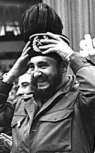 Fidel w czako. El Comandante otrzymał od śląskich górników insygnia zawodu oraz prestiżowy tytuł Honorowego Górnika Polski Ludowej. Jak zaznaczył tow. Zdzisław Grudzień, &quot;z uczuć przyjaźni wyniknęło postanowienie górników o przyjęciu Fidela Castro do rodziny ludzi węgla&quot;. Kubański przywódca chętnie pozował w górniczym czako. Później zabrzmiał okrzyk na cześć tow. Castro i orkiestra górnicza odegrała hymny: kubański i polski.