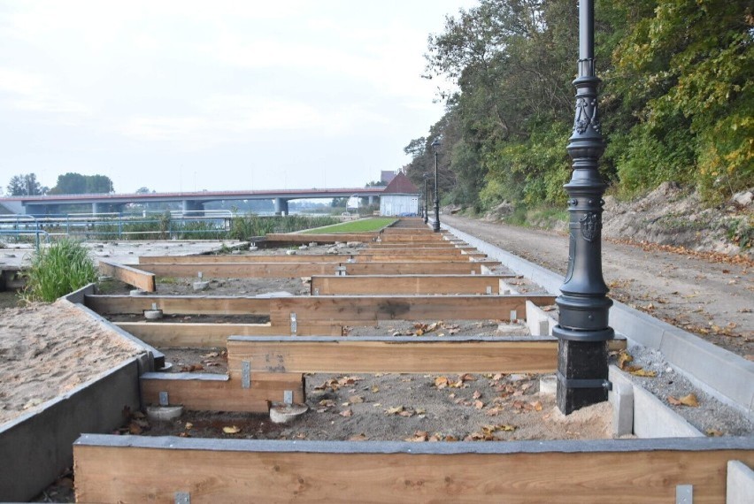 Malbork. Na bulwarze nad Nogatem zmieni się nawierzchnia aż do dawnej plaży wojskowej. Miasto wreszcie zwraca się w stronę rzeki