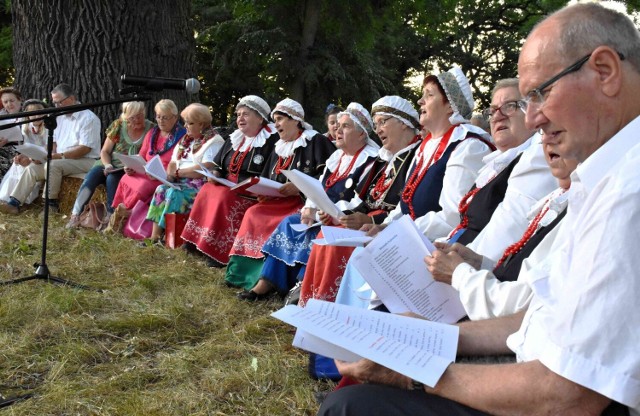 Po kilkudziesięciu latach przerwy, w Radojewicach, pod zabytkowymi dębami, znów odbyła się biesiada i wspólne śpiewanie znanych pieśni i piosenek z zespołem Radojewiczanie. Impreza cieszyła się dużym zainteresowaniem mieszkańców i mieszkańców okolicznych miejscowości
