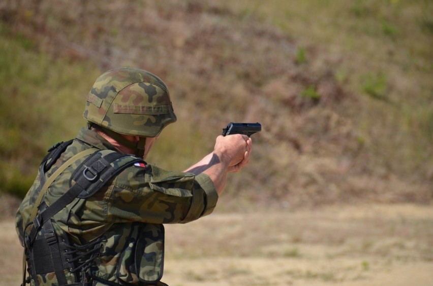 Żołnierze w ramach zajęć ćwiczyli celność strzelając z 9 mm...