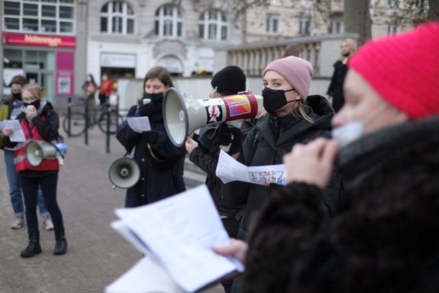 W niedzielę, 6 grudnia, miał miejsce kolejny Strajk Kobiet na placu Wolności w Poznaniu. Tym razem... śpiewano kolędy