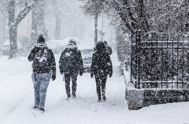 Atak zimy w Nysie. Meteorolodzy ostrzegają przed śnieżyca. Uważajcie na drogach.