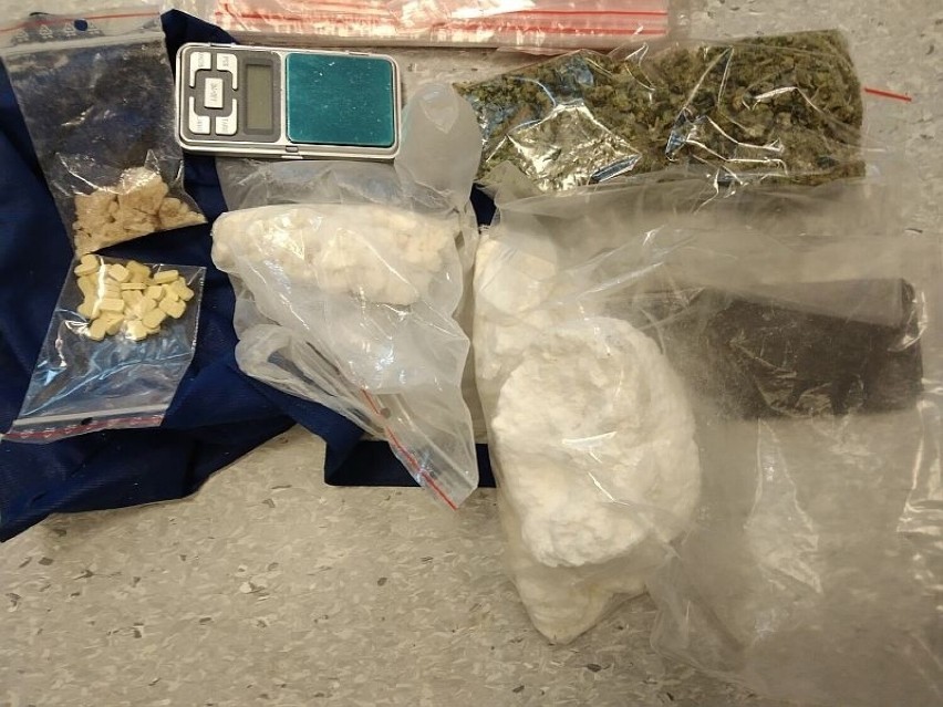 W Skarżysku-Kamiennej policjanci przejęli ponad kilogram narkotyków. Mężczyzna aresztowany. Zobacz zdjęcia