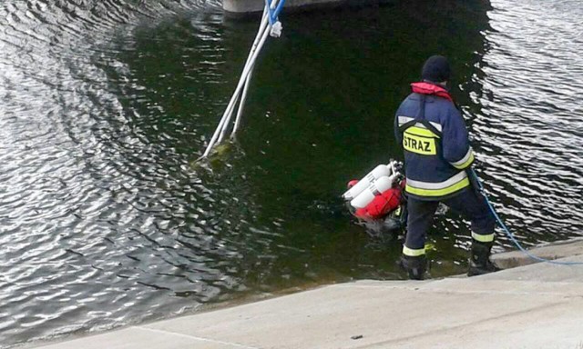 W czwartek, 19 października, policjanci i strażacy kontynuowali poszukiwania 42-letniego mieszkańca Jasienia. W rzece Bóbr, na wysokości miejscowości Stary Raduszec odnaleziono pojazd, którym się poruszał, a także zwłoki mężczyzny. Trwają czynności identyfikacyjne, które maja odpowiedzieć na pytanie, czy odnaleziona osoba, to poszukiwany od kilkunastu dni zaginiony. Policjanci wykonują czynności pod nadzorem prokuratury.



Od kilkunastu dni policjanci wraz ze strażą pożarną i rybacką, rodziną zaginionego i jego znajomymi prowadzili poszukiwania za zaginionym 42-latkiem. Mundurowi sprawdzali między innymi rzekę Bóbr i Odrę, Kanał Dychowski, a także tereny leśne i bunkry znajdujące się w rejonie tych miejsc. Sprawdzano każdą informację. Szukano zarówno mężczyzny, jak i samochodu, którym się poruszał. Do poszukiwań wykorzystano płetwonurków, sonary oraz psy do poszukiwań na wodzie i w terenie otwartym.

W czwartek, 19 października, w wyniku pracy policyjnych psów, odnaleziono w rzece Bóbr pojazd i zwłoki mężczyzny. Na miejscu prokurator nadzorował czynności wykonywane przez funkcjonariuszy. Śledczy ustalają, czy odnaleziony mężczyzna, to poszukiwany od kilkunastu dni 42-latek. Ciało mężczyzny zostało zabezpieczone do sekcji, natomiast pojazd na policyjny parking. Prowadzone czynności w sprawie mają pozwolić na ustalenie szczegółów.

Przeczytaj też:   Makabryczne odkrycie w Gorzowie. W czasie prac budowlanych znaleziono ludzkie kości [ZDJĘCIA]

