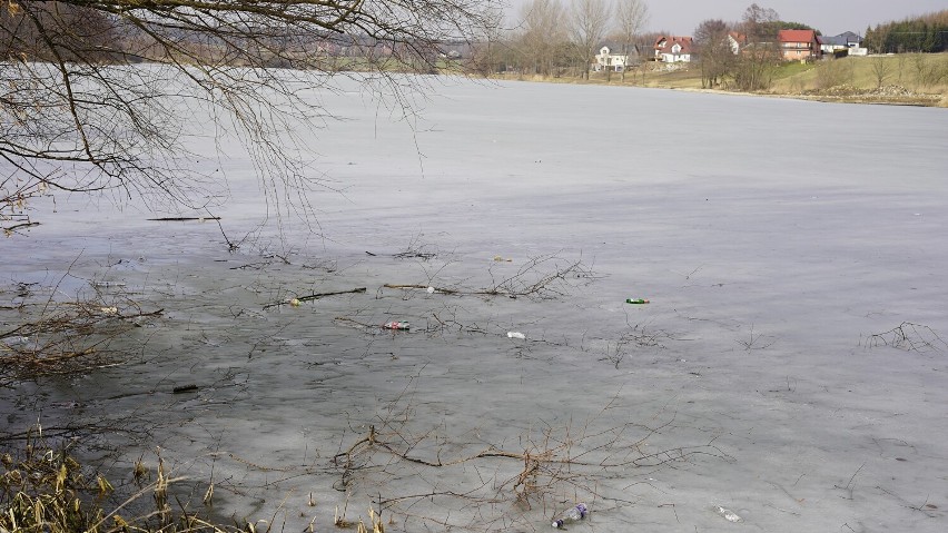 Puszki, butelki, plastiki i wiele innych śmieci przy Zalewie Wolbromskim. To pozostałości po odbywających się tam imprezach [ZDJĘCIA]