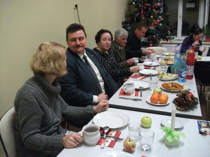 Ponad sto osób na Wigilii dzielnicowej w wałbrzyskim Sobięcinie