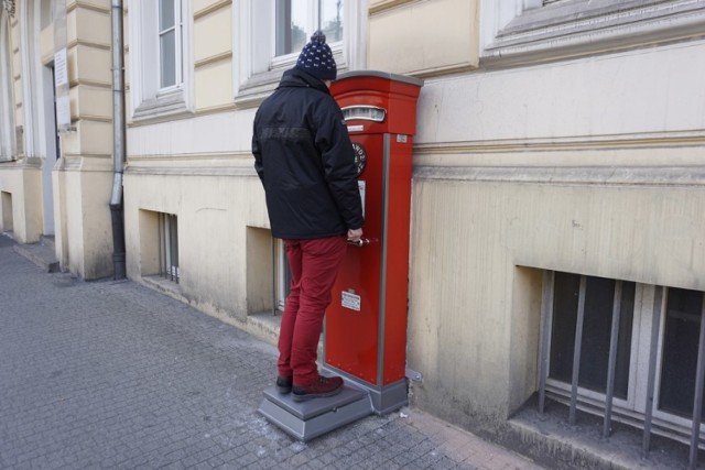 "Sprawdź, ile ważysz" - na Aleje Marcinkowskiego obok Galerii MM wróciła zabytkowa waga z napisem zachęcającym mieszkańców do kontrolowania masy ciała. 

Zobacz więcej zdjęć ----->