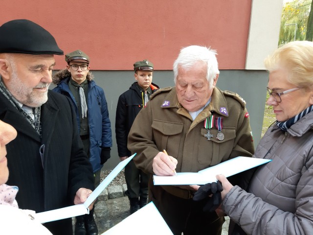 Ksiądz Andrzej Targosz podpisuje książkę o księdzu Janie Lisie