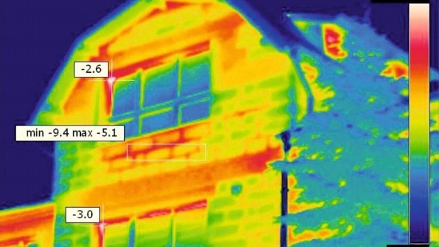 Badania kamerą termowizyjną pozwalają "wyłapać" miejsca, przez które ucieka ciepło z domów