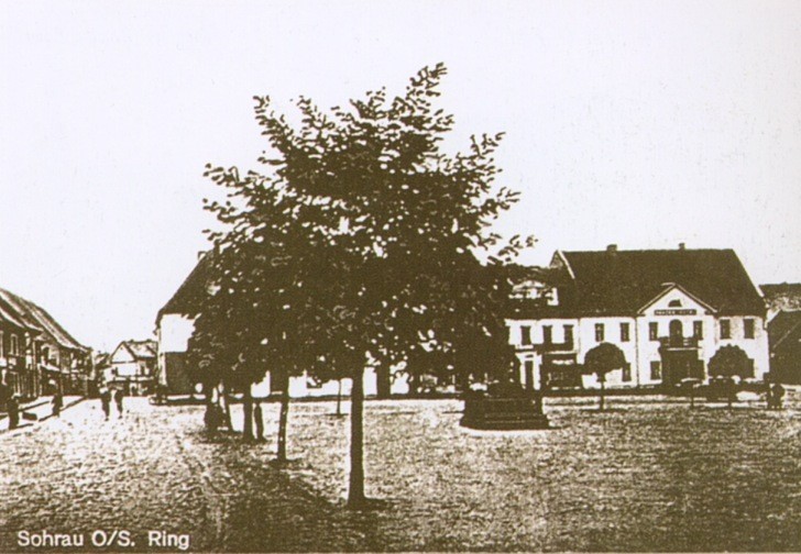 Okupacja niemiecka. Z prawej strony Panzer Hotel, z lewej...