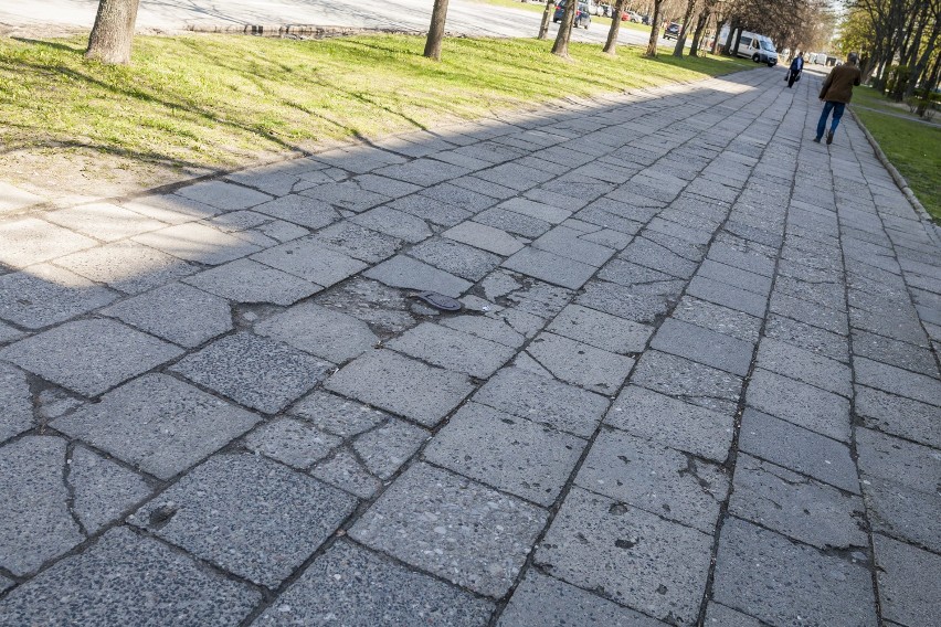 Budowa ścieżki rowerowej i remont chodnika wzdłuż Domaniewskiej. Kiedy powstaną ogłoszone w 2017 roku inwestycje? [ZDJĘCIA]