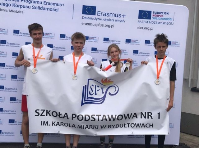 Ekipa ze Szkoły Podstawowej nr 1 w Rydułtowach wywalczyła drugie miejsce w Biegu Erasmus 2023