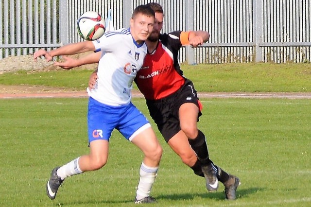 Tomasz Kaleta (przodem) zdobył dwa gole dla Unii Oświęcim w zwycięskim dla niej meczu nad Iskrą Klecza (3:0) w grupie zachodniej IV ligi piłkarskiej.