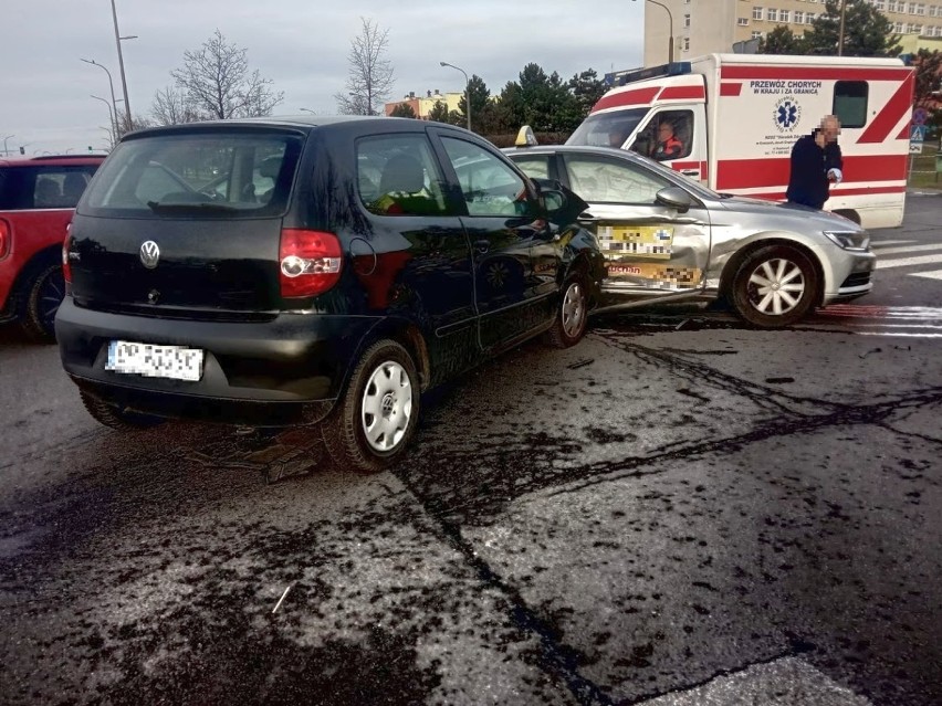 Wypadek na alei Witosa w Opolu. Zderzenie dwóch volkswagenów, 66-latka w szpitalu