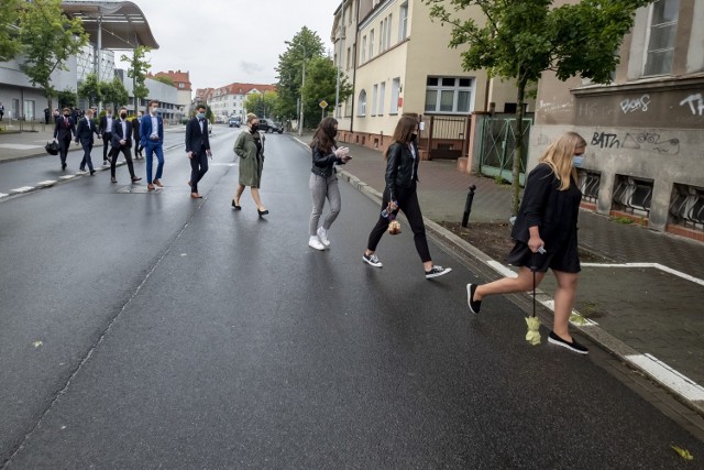 Maturzyści 2020 rozpoczęli egzaminy w poniedziałek, o godzinie 9. Przystąpili do obowiązkowej matury z języka polskiego na poziomie podstawowym. O godzinie 14 część absolwentów szkół średnich przystąpi również do egzaminu z języka polskiego na poziomie rozszerzonym.

Zobacz kolejne zdjęcie --->