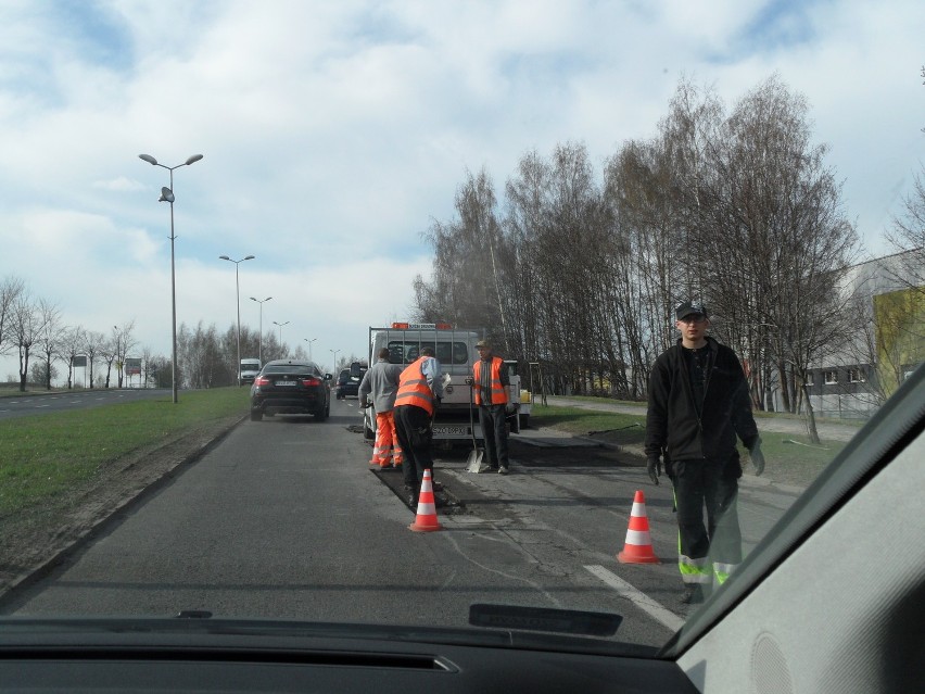 Robotnicy łatali dziury na ul. Jana Pawła II. Jakie będą następne? Wskażcie sami!