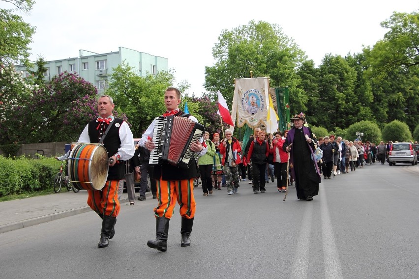 Łowicka jaskółka pielgrzymowania wyruszyła na Jasną Górę (Zdjęcia)