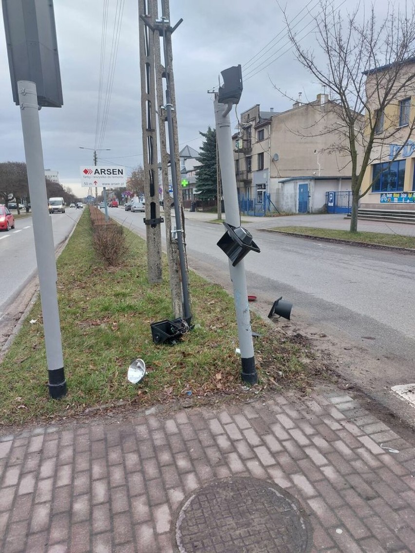 Kierowca wjechał autem w sygnalizację świetlną w centrum...