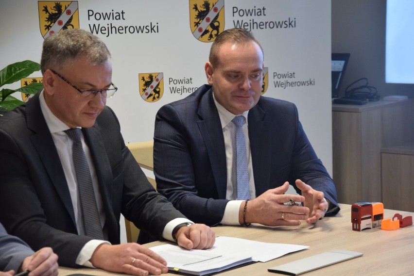 Powiaty wejherowski, pucki i lęborski podpisały umowę z PKS...
