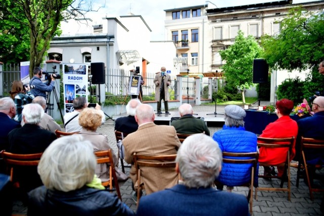 W tym roku Radomskie Towarzystwo Fotograficzne obchodzi jubileusz 60-lecia istnienia. Z tej okazji dla mieszkańców miasta stowarzyszenie przygotowało szereg imprez fotograficznych. Podczas wielu wystaw zostanie zaprezentowany wieloletni dorobek twórczy członków stowarzyszenia. W piątek w Resursie Obywatelskiej w Radomiu odbyła się uroczystość rocznicowa, na której pojawiło się wielu artystów. Nie zabrakło również przedstawicieli władz miasta. 
>