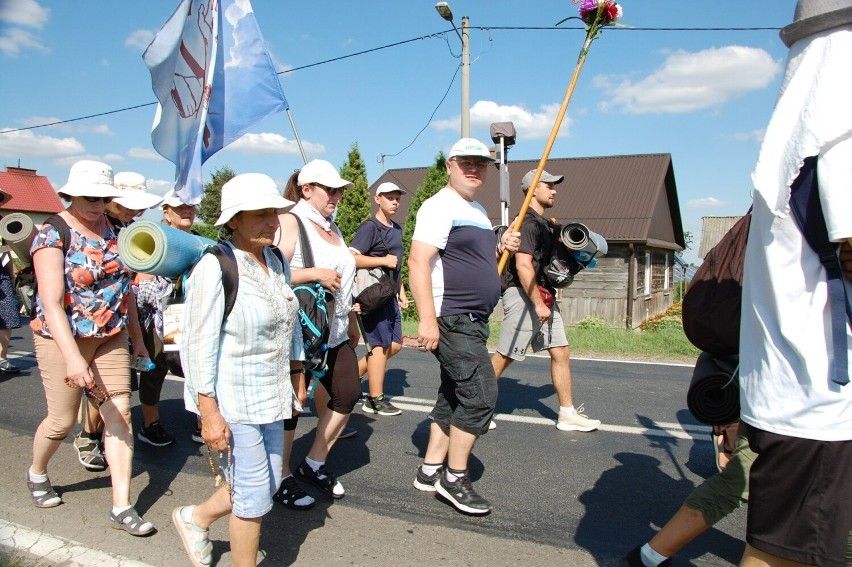 Trwa 44. Lubelska Piesza Pielgrzymka z Lublina na Jasną Górę. Za pątnikami drugi dzień wędrówki. Zobacz zdjęcia